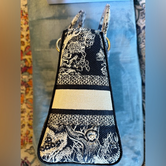 100% Authentic Dior: Medium Lady D-Lite Bag, Canvas Blue Toile de Jouy Embroider - Picture 10 of 15